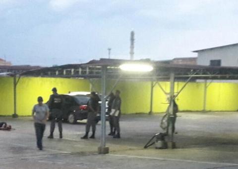 Trio encurrala e mata homem a tiros dentro de estacionamento em Manaus