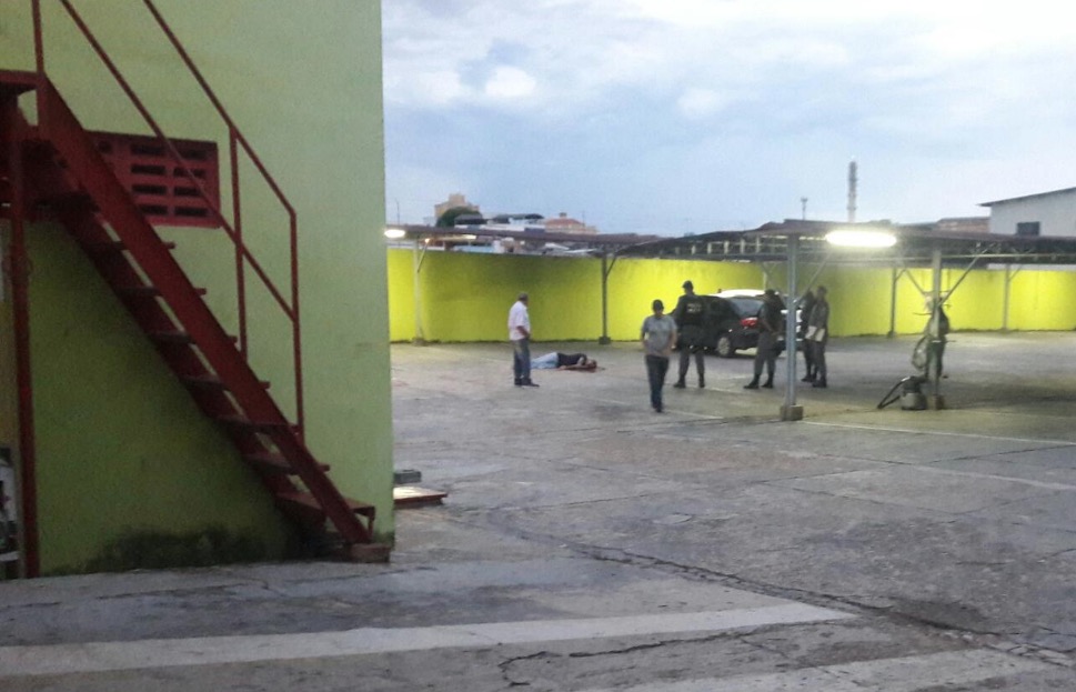 Trio encurrala e mata homem a tiros dentro de estacionamento em Manaus