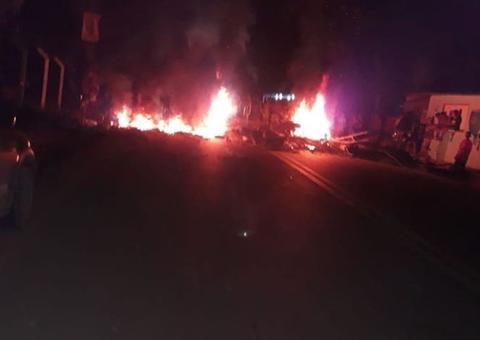 Sem luz há 4 dias, moradores fazem protesto em Manaus