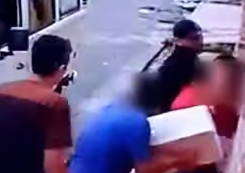 Violentos, assaltantes rendem entregadores em porta de residência em Manaus