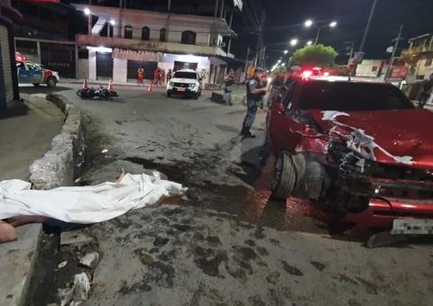 Homens são arremessados de motocicleta e morrem após colisão com carro em Manaus