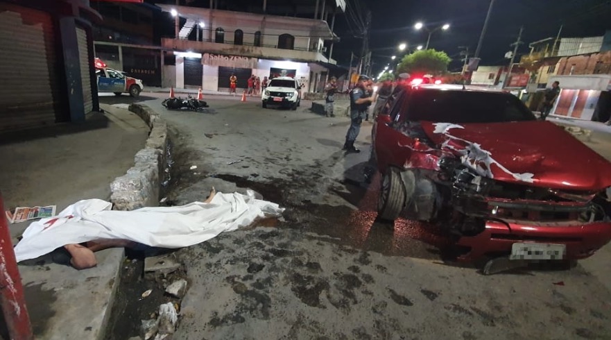 Homens são arremessados de motocicleta e morrem após colisão com carro em Manaus