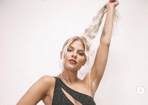 Luísa Sonza posa de topless, mas bumbum empinado chama atenção