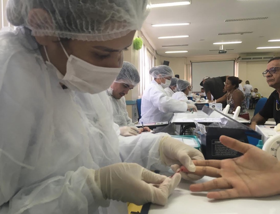 Ação da Fundação de Medicina Tropical realiza 250 testes rápidos para sífilis em Manaus