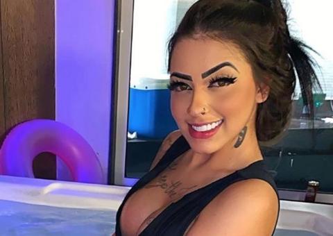 MC Mirella surge de biquíni em hotel de Manaus  