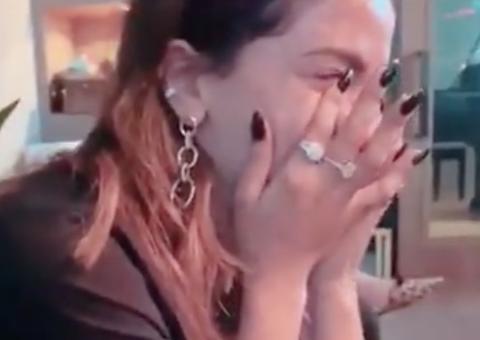 Aos prantos, Anitta aparece em vídeo falando com novo irmão pela 1ª vez