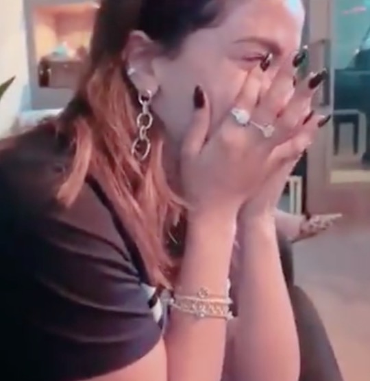 Aos prantos, Anitta aparece em vídeo falando com novo irmão pela 1ª vez