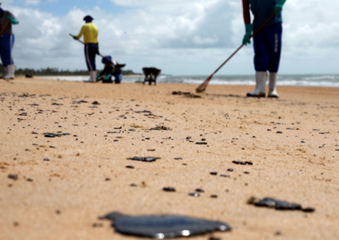 Marinha diz que mais de 1 mil toneladas de óleo foi retirada do NE