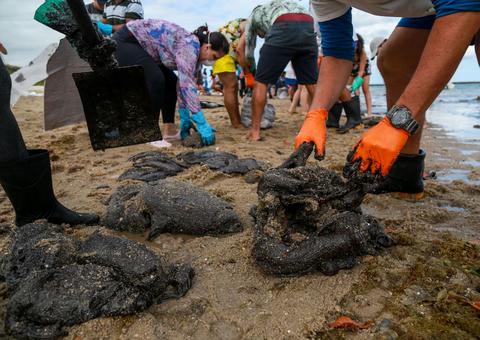 Pesquisadores criam técnica para usar manchas de óleo das praias em asfalto