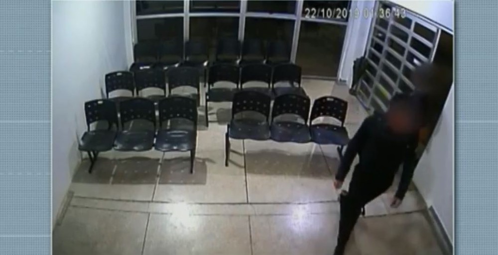 Vídeo mostra suspeito de estuprar e atirar em mulher deixá-la no hospital 