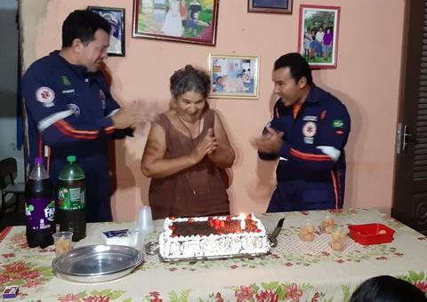 Idosa desmaia com festa surpresa e canta parabéns com socorristas