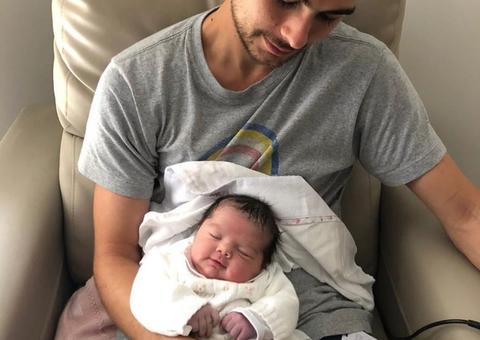 Tatá Werneck e Rafael Vitti mostram rostinho da filha 