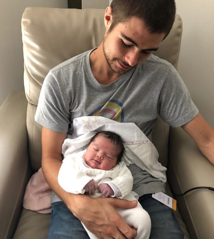 Tatá Werneck e Rafael Vitti mostram rostinho da filha 