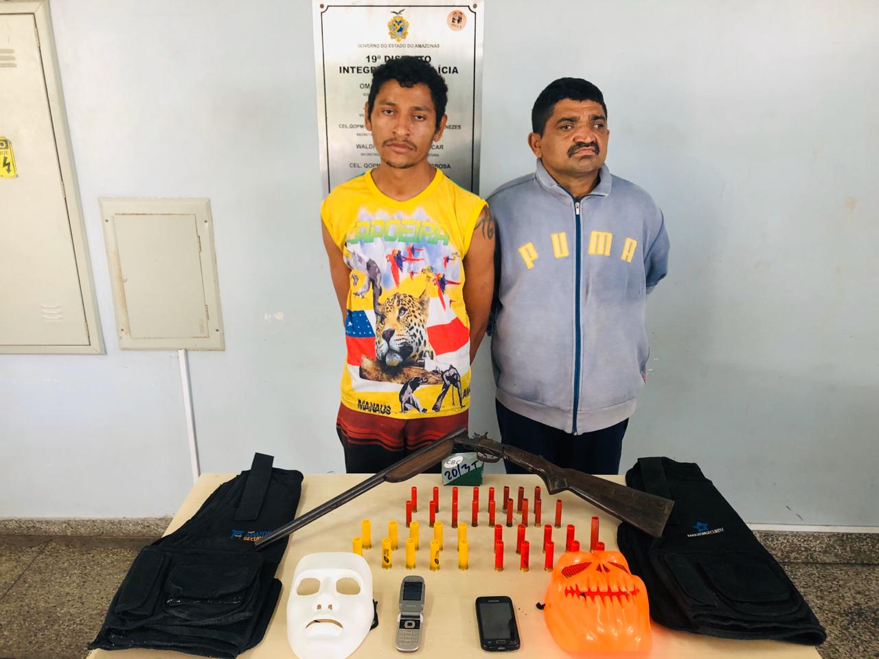 Dupla é presa com arma e munições em Manaus