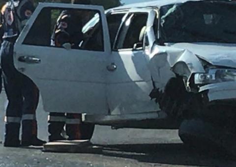 Em pleno feriado, carro fica completamente destruído após grave acidente em Manaus