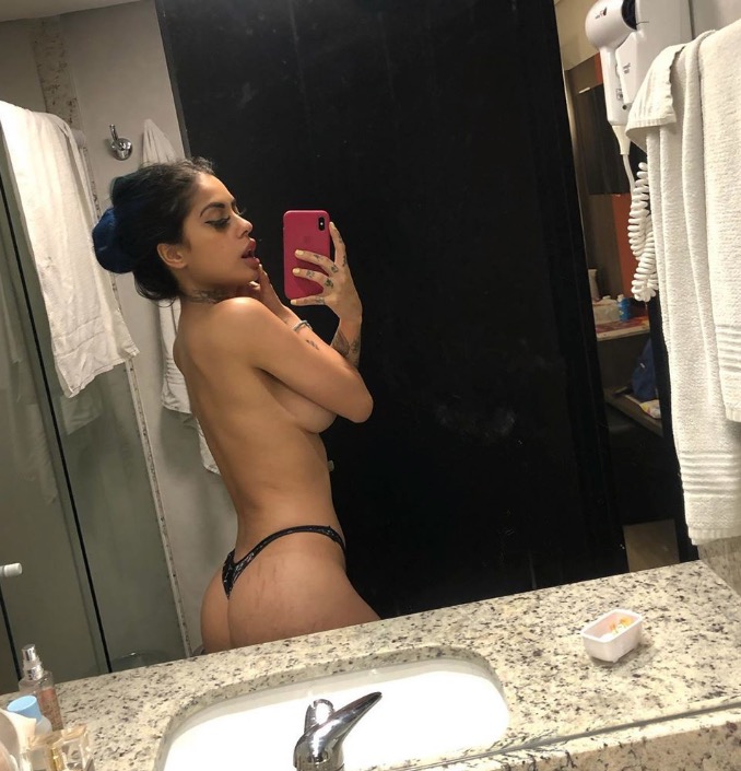 Tati Zaqui provoca seguidores com foto só de fio-dental no banheiro