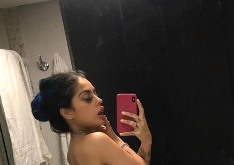 Tati Zaqui provoca seguidores com foto só de fio-dental no banheiro