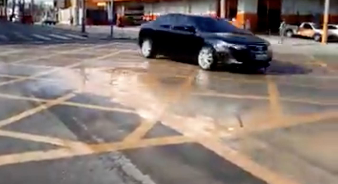 Tubulação de água rompe e forma lamaçal em avenida de Manaus