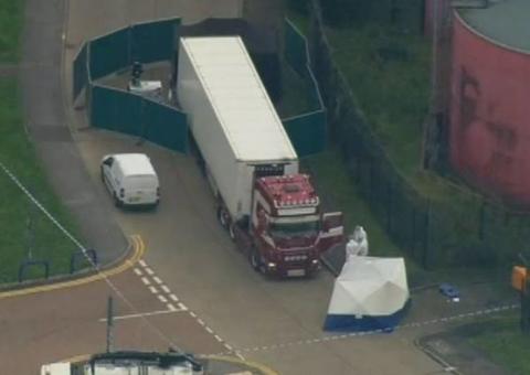 Polícia prende dois suspeitos pela morte de 39 pessoas em um caminhão na Inglaterra