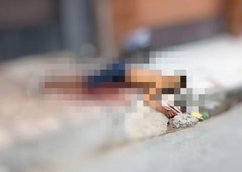 Após deixar bar, homem é perseguido e assassinado no meio da rua em Manaus