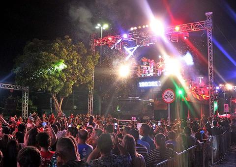 2º dia de Boi Manaus colore a Ponta Negra e reúne mais de 65 mil pessoas