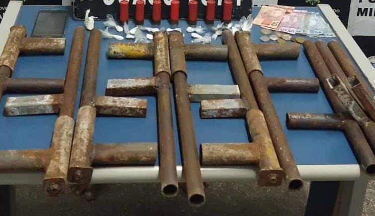 Com arsenal de armas caseiras, jovem é preso em apartamento em Manaus