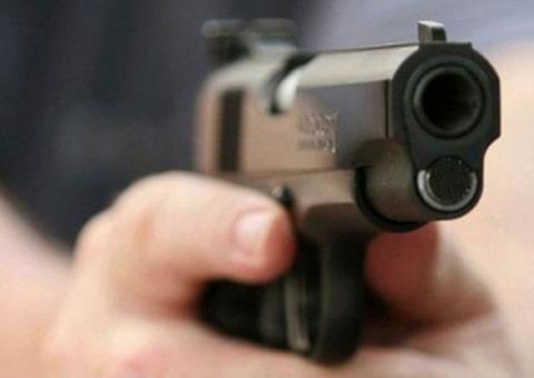 Dupla armada invade e rouba supermercado DB em Manaus