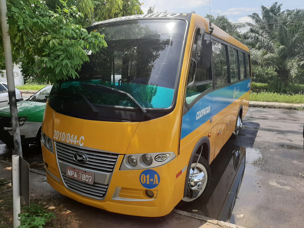 Após pedir carona, adolescente assalta micro-ônibus em Manaus