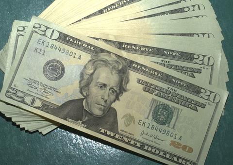 Dólar volta a cair e aproxima-se de R$ 4