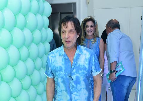 Roberto Carlos faz rara aparição em aniversário da neta