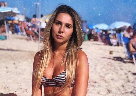 Filha de Renato Gaúcho posa 'triste de biquíni' e é zoada por torcedores