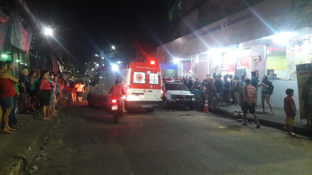 Universitária é atingida na perna após descer de ônibus durante tiros em rua de Manaus 