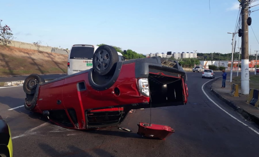 Jovem vai parar no hospital após colisão entre carros em avenida de Manaus