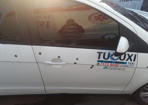 Pistoleiros abrem fogo contra táxi e fuzilam passageira em Manaus