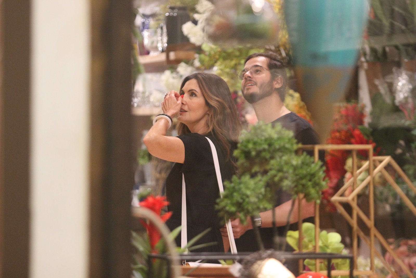 Fátima Bernardes esbanja beleza em passeio com namorado 