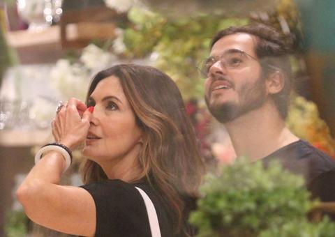 Fátima Bernardes esbanja beleza em passeio com namorado 