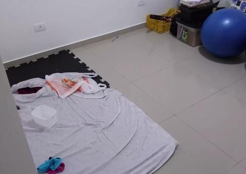 Mãe de menina que morreu castigada com jejum está arrependida, diz polícia