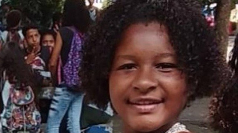 Polícia descarta envenenamento de menina em trem após análise de vídeo de câmera de segurança