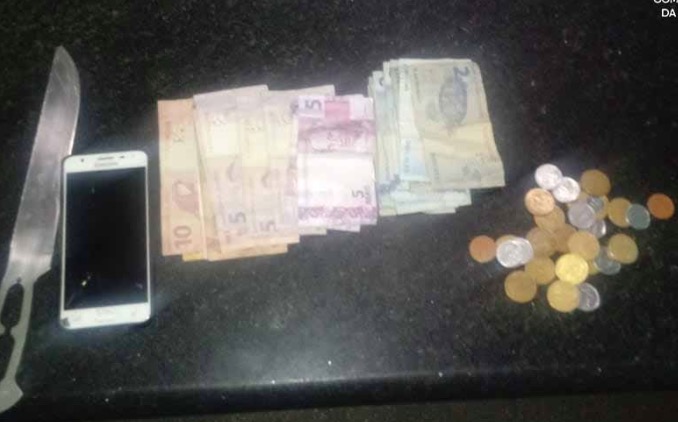 Adolescente é apreendido ao sair correndo de micro-ônibus com faca na mão em Manaus