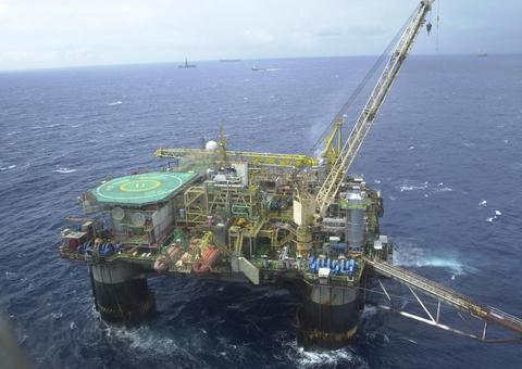 Petroleiros suspendem início de greve