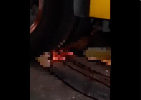 Em Manaus, homem tem fratura exposta ao perder controle de moto e bater em ônibus