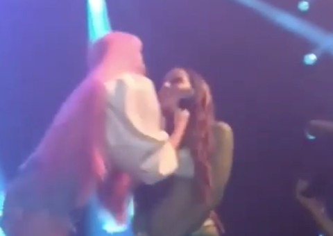 Anitta e Alinne Rosa se beijam durante show em Salvador 