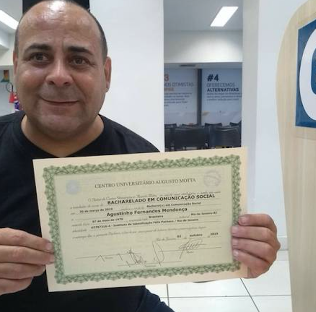 Aos 49 anos, ex-BBB Agustinho comemora graduação em jornalismo 