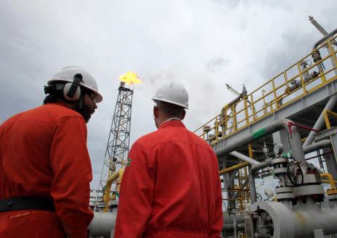 Petroleiros suspendem início de greve