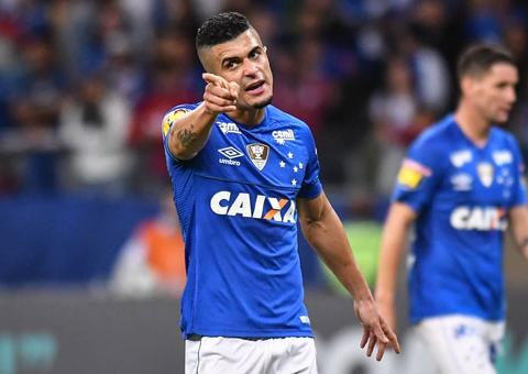 Pivô de empate, Egídio é massacrado por vaias em campo e críticas na web