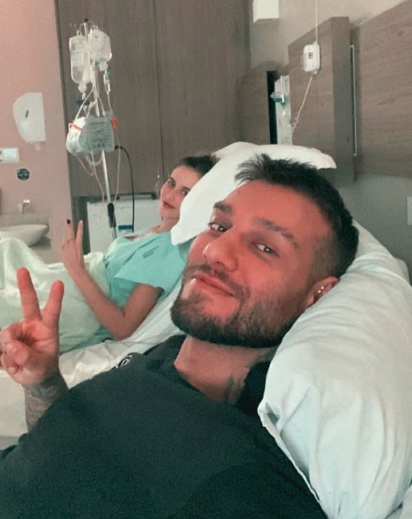 Lucas Lucco passa aniversário da noiva no hospital após aborto 