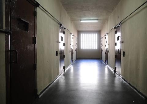 Estudante que teve dedo do meio amputado no muro da escola deve ser indenizado em  Joinville