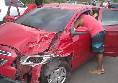 Seis pessoas ficam feridas após grave acidente entre carros no Amazonas