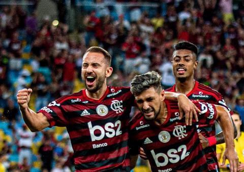 Com recorde de público, Flamengo bate CSA e mantém vantagem na ponta do Brasileirão