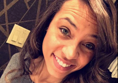 Mulher que enviava mensagem ao pai morto recebe mensagem surpreendente